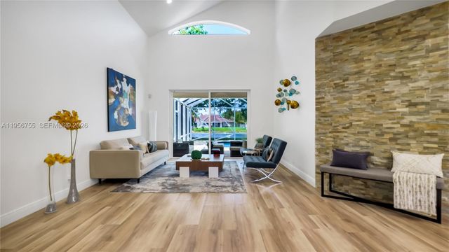 637 Lake Blvd, Weston, FL 33326