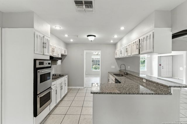 202 Shalimar Dr, Castle Hills, TX 78213