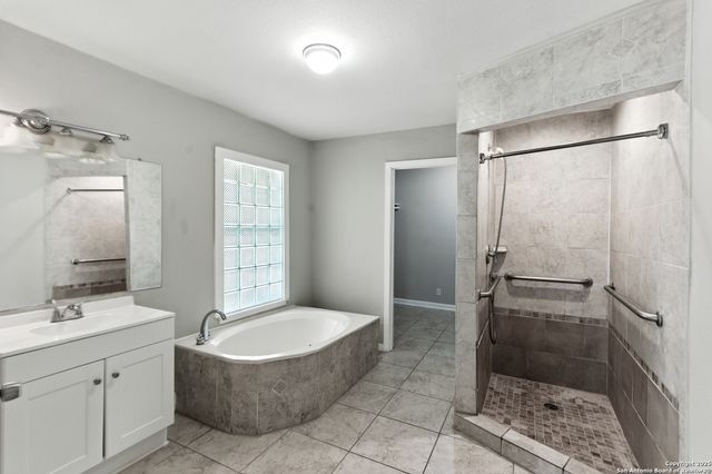 202 Shalimar Dr, Castle Hills, TX 78213