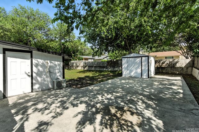 202 Shalimar Dr, Castle Hills, TX 78213