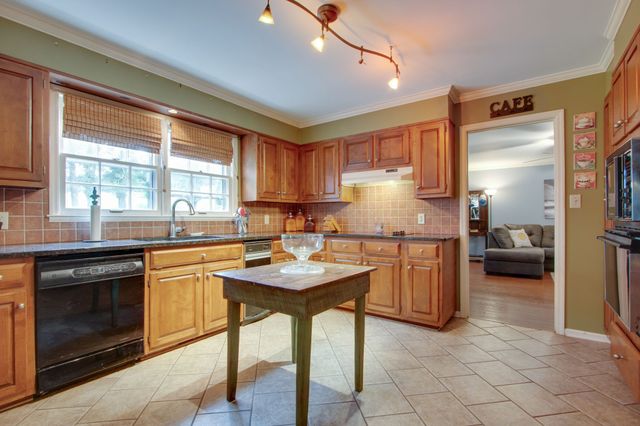 201 Stoneybrook Rd, Columbia, TN 38401