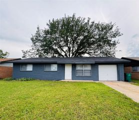 140 Shirley Drive, Lacy Lakeview, TX 76705