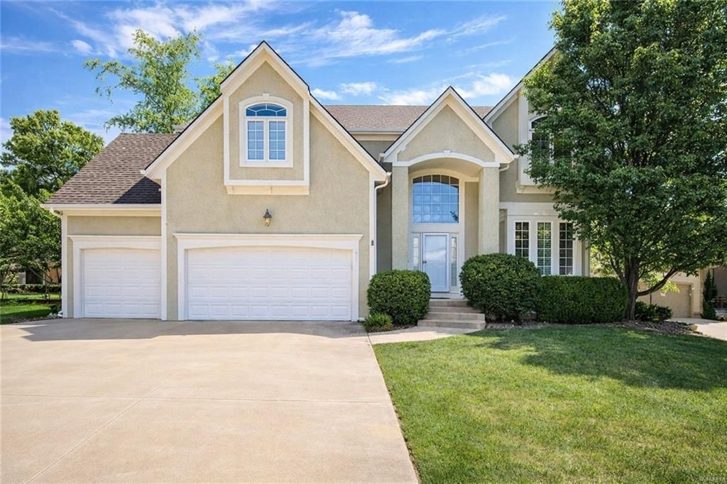 237 NE Hidden Ridge Circle, Lee's Summit, MO 64064