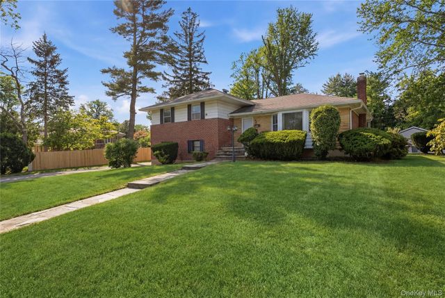 12 Viola Drive, Glen Cove, NY 11542