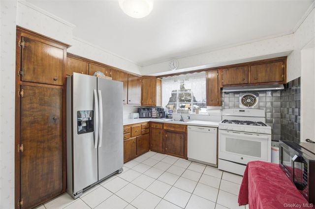 12 Viola Drive, Glen Cove, NY 11542