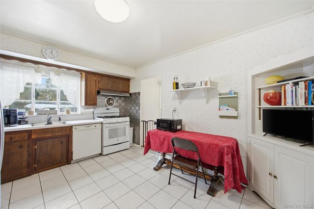 12 Viola Drive, Glen Cove, NY 11542