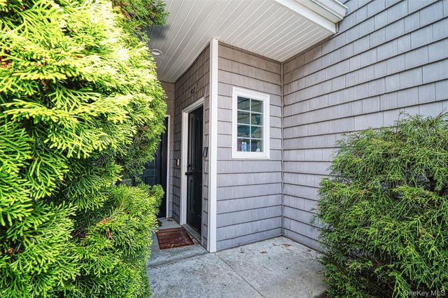 402 Okeefe Court, Oakdale, NY 11769