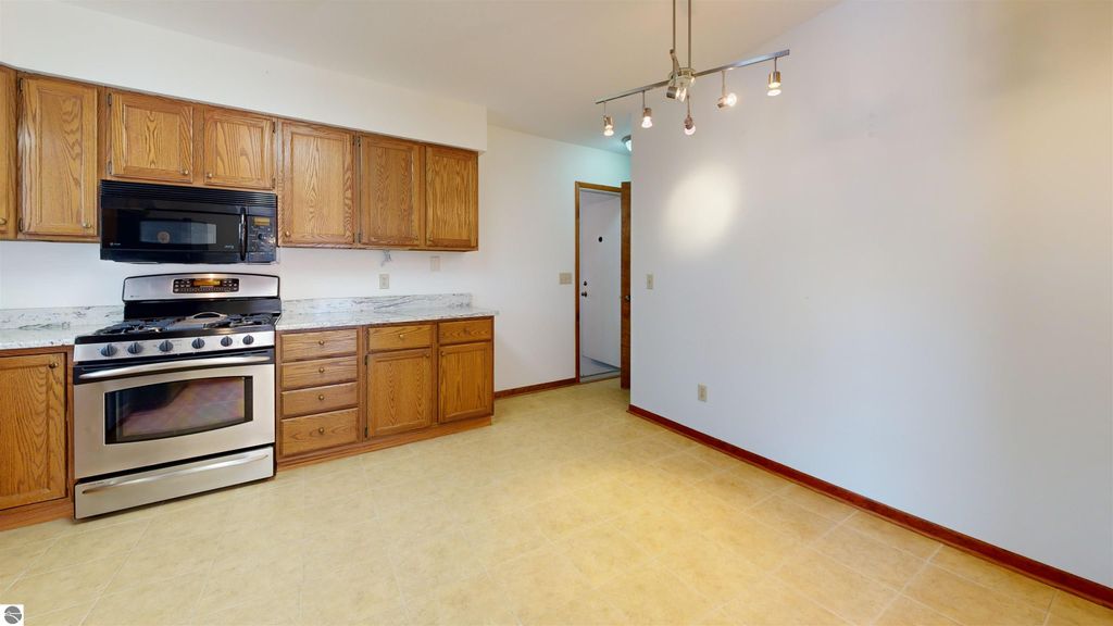 Image 12 of property listing at 350 Applewood Lane, Mt Pleasant, MI 48858