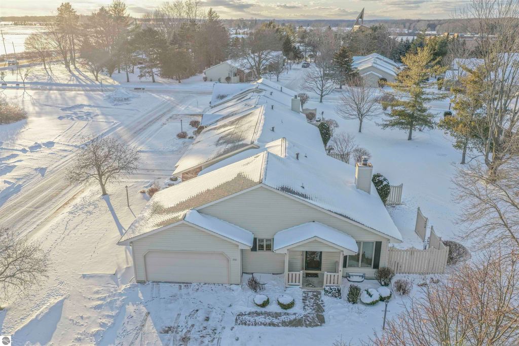 Image 2 of property listing at 350 Applewood Lane, Mt Pleasant, MI 48858