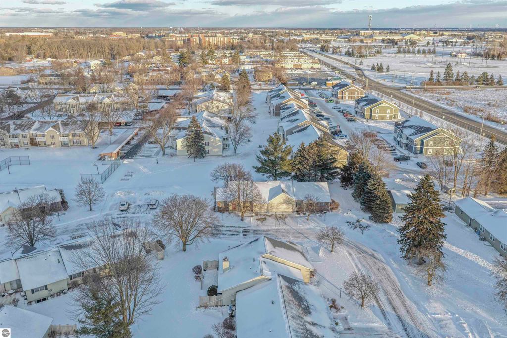 Image 3 of property listing at 350 Applewood Lane, Mt Pleasant, MI 48858