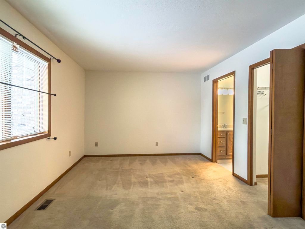 Image 32 of property listing at 350 Applewood Lane, Mt Pleasant, MI 48858