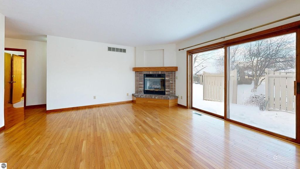 Image 4 of property listing at 350 Applewood Lane, Mt Pleasant, MI 48858