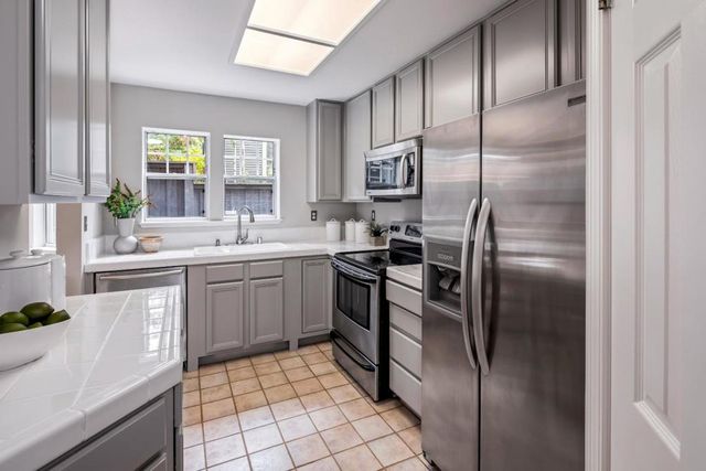 2160 Santa Cruz Avenue 22, Menlo Park, CA 94025