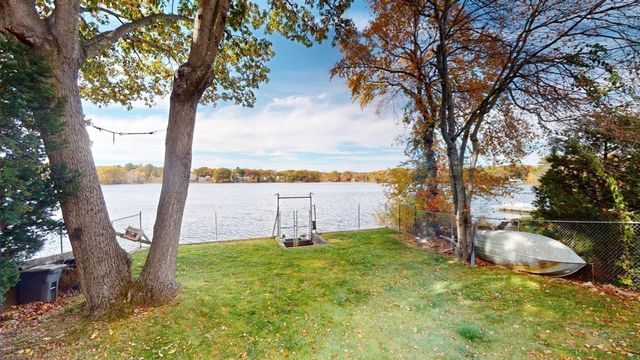 41 Lakeshore Dr, Bellingham, MA 02019