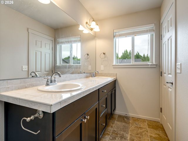 1427 Ne 83RD Dr, Vancouver, WA 98665
