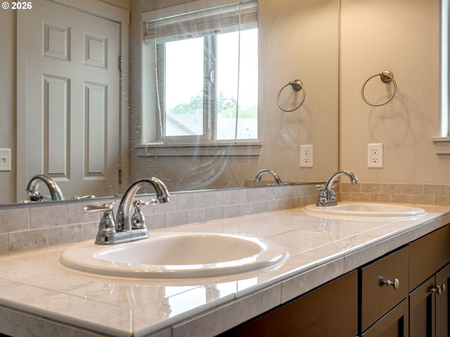 1427 Ne 83RD Dr, Vancouver, WA 98665