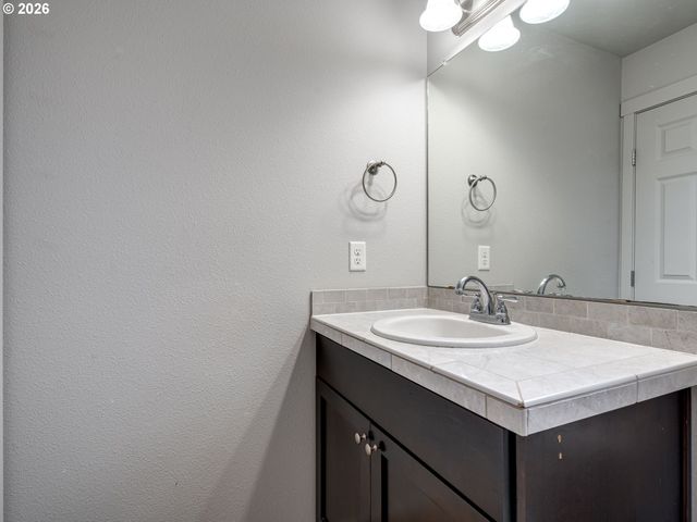 1427 Ne 83RD Dr, Vancouver, WA 98665