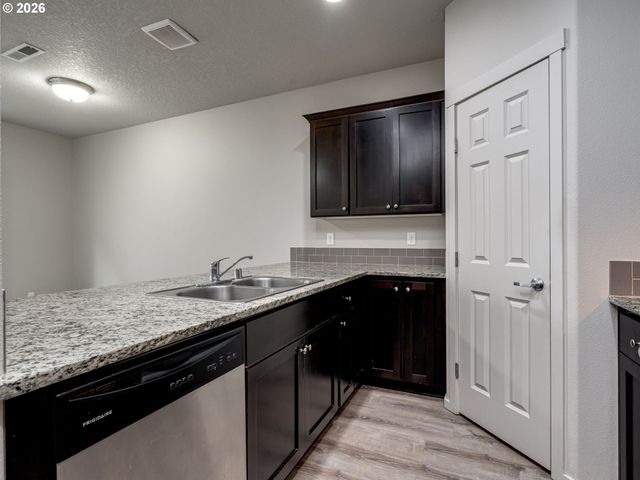 1427 Ne 83RD Dr, Vancouver, WA 98665