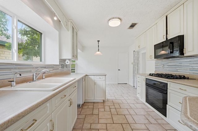 16415 Lone Wolf DR, Leander, TX 78641