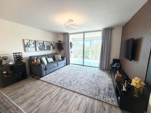 4550 NW 18th Avenue 304, Pompano Beach, FL 33064