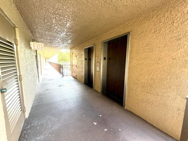 4550 NW 18th Avenue 304, Pompano Beach, FL 33064