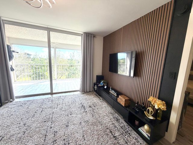 4550 NW 18th Avenue 304, Pompano Beach, FL 33064