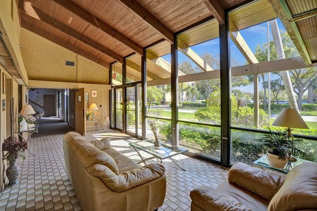 4550 NW 18th Avenue 304, Pompano Beach, FL 33064