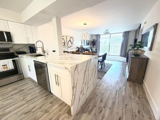 4550 NW 18th Avenue 304, Pompano Beach, FL 33064