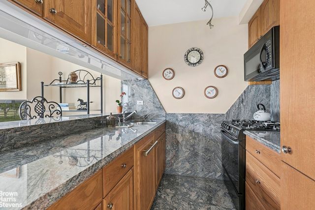 161 W 61st St Apt 15H, New York City, NY 10023