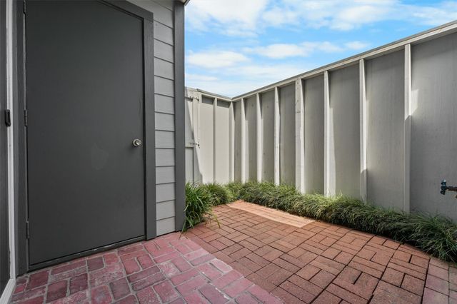 5050 Glenmont Drive F5, Houston, TX 77081