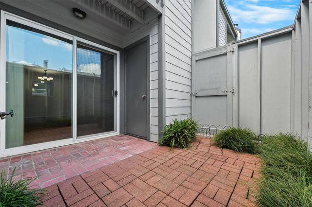 5050 Glenmont Drive F5, Houston, TX 77081