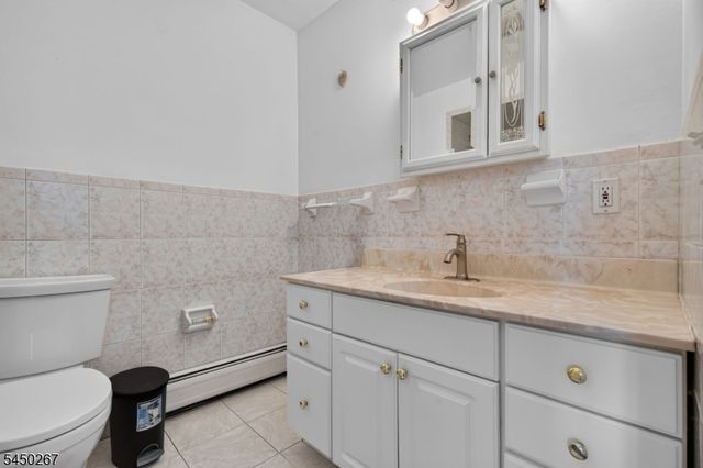 81 Home Pl, Lodi Boro, NJ 07644