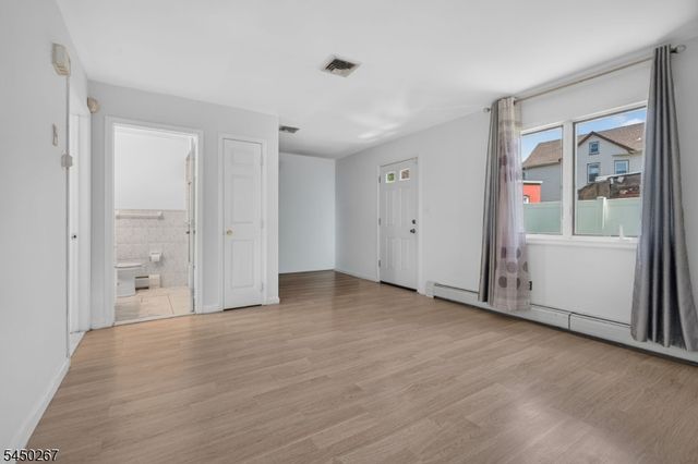 81 Home Pl, Lodi Boro, NJ 07644