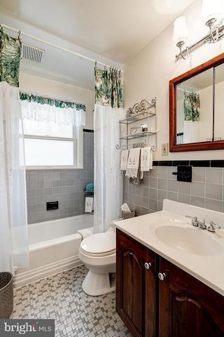 606 KINGSLEY RD SW, Vienna, VA 22180