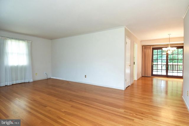 606 KINGSLEY RD SW, Vienna, VA 22180