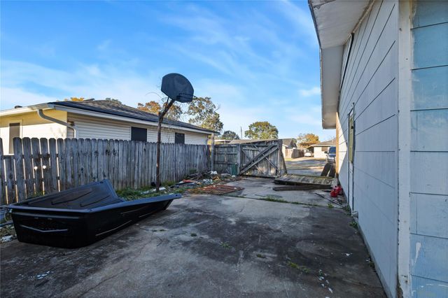 316 S 4th Street, Nederland, TX 77627