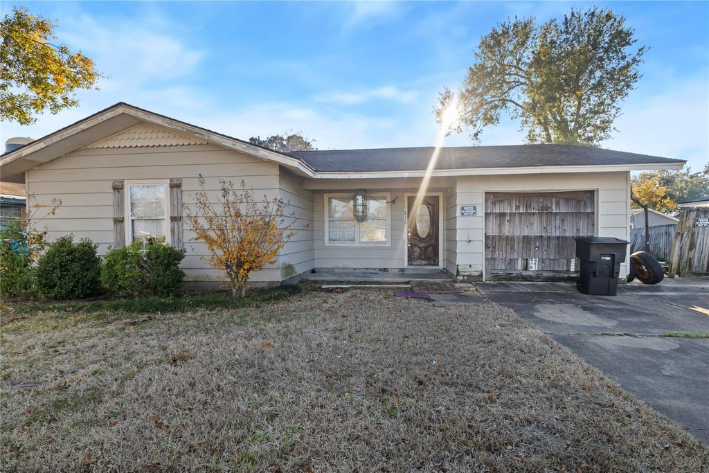 316 S 4th Street, Nederland, TX 77627