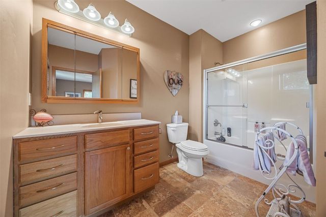 5067 Sutliff Road NE, Solon, IA 52333