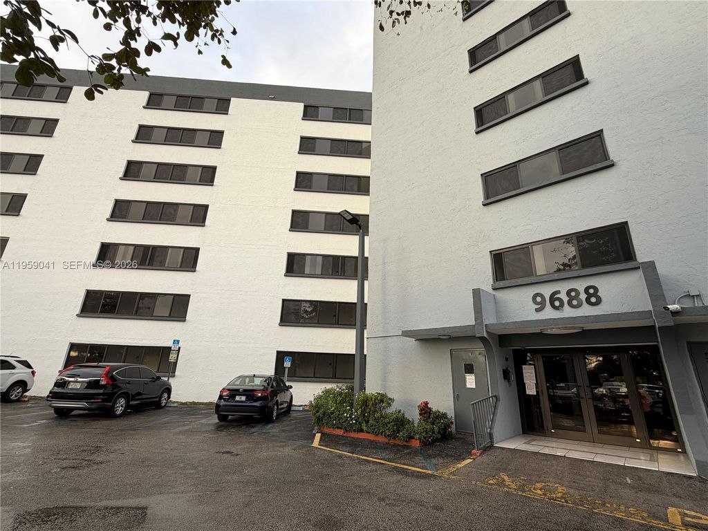 9688 Fontainebleau Blvd 102, Miami, FL 33172