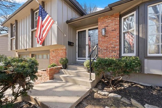 6724 Mackey Street, Overland Park, KS 66204