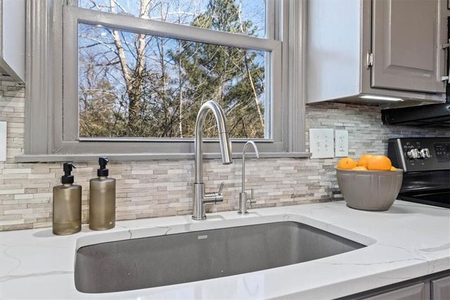 6724 Mackey Street, Overland Park, KS 66204