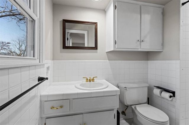 6724 Mackey Street, Overland Park, KS 66204