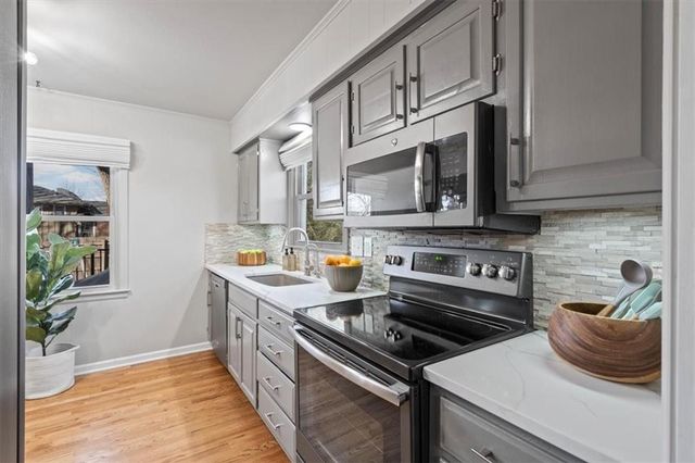 6724 Mackey Street, Overland Park, KS 66204