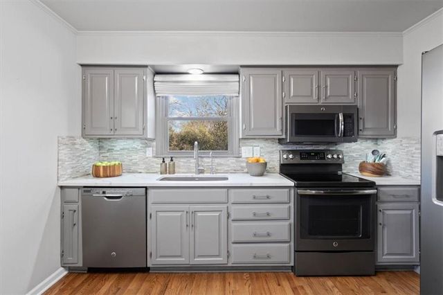 6724 Mackey Street, Overland Park, KS 66204