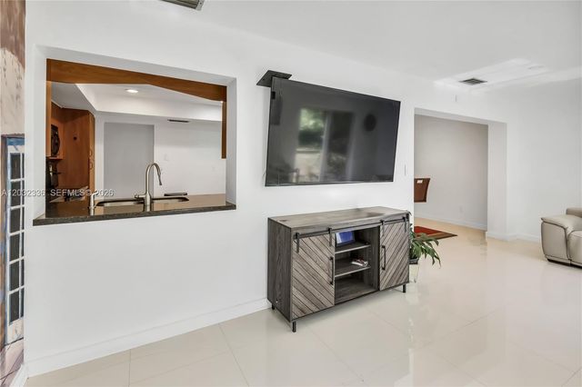 1701 NW 106th Ave, Pembroke Pines, FL 33026