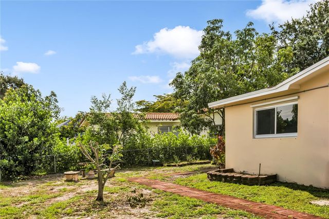 1701 NW 106th Ave, Pembroke Pines, FL 33026