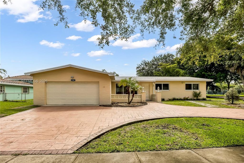 1701 NW 106th Ave, Pembroke Pines, FL 33026