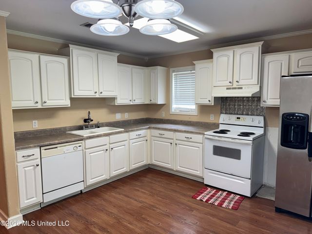 1916 S Twin Pine Drive, Pearl, MS 39208