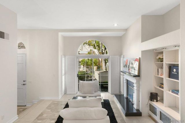 5117 Renaissance Ave D, San Diego, CA 92122