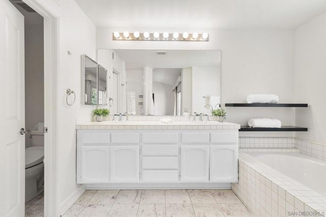 5117 Renaissance Ave D, San Diego, CA 92122